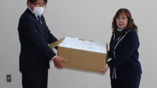 由仁町商工会女性部からタオルを寄贈していただきました。
